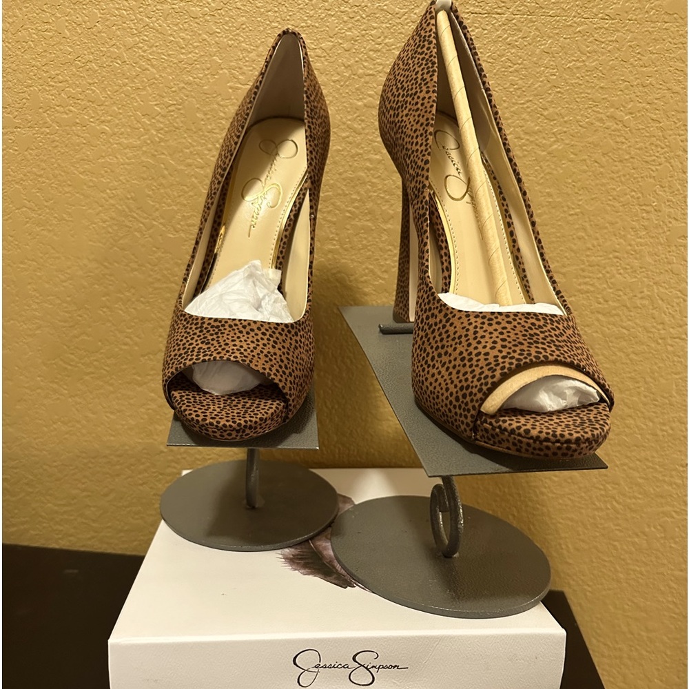 Jessica Simpson Felliey Leopard Peep Toe Pumps size 9 NWT.